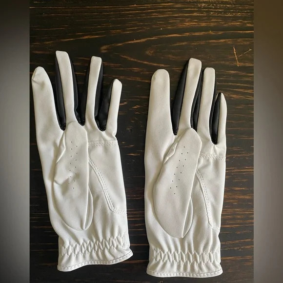 Callaway, weather span women’s golf gloves - Picture 2 of 4